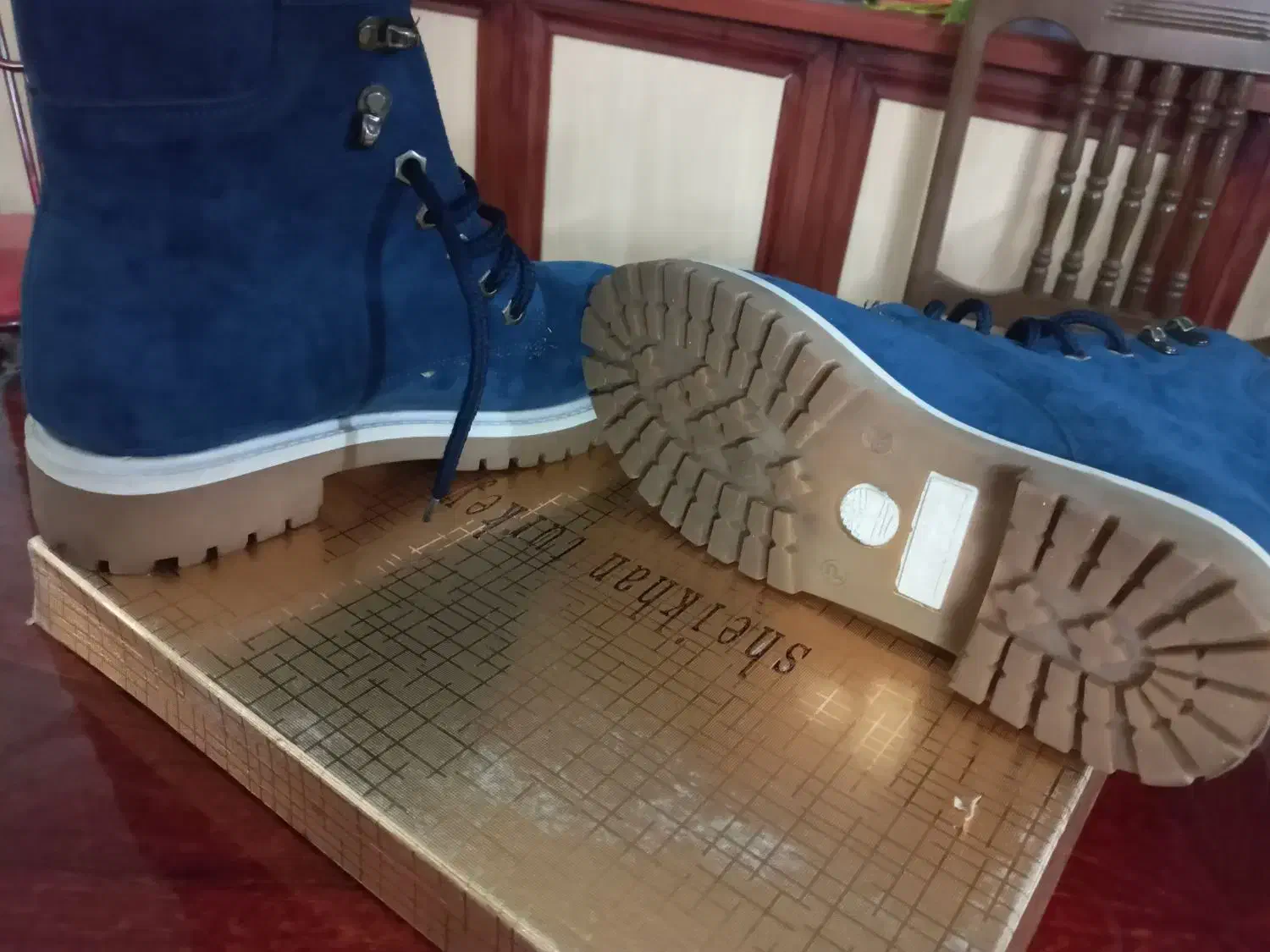 بوت ونیم بوت وکفش|کیف، کفش، کمربند|نور, |دیوار