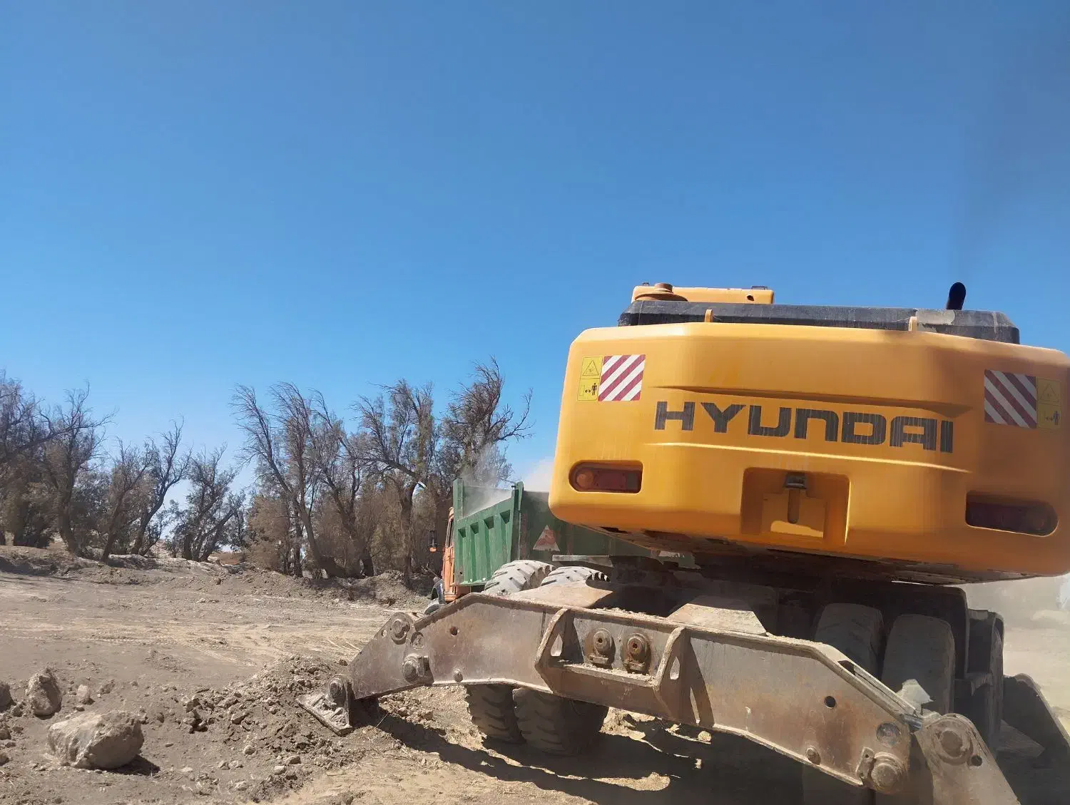 بیل مکانیکی(گودبرداری خاک برداری نخاله لودرکمپرسی)|خدمات حمل و نقل|زابل, |دیوار