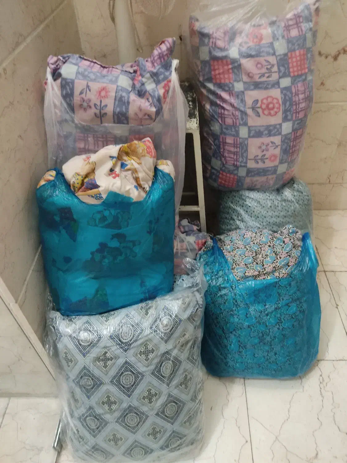 چند عدد بالش بفروش می رسد|رختخواب، بالش، پتو|تهران, ابوذر|دیوار