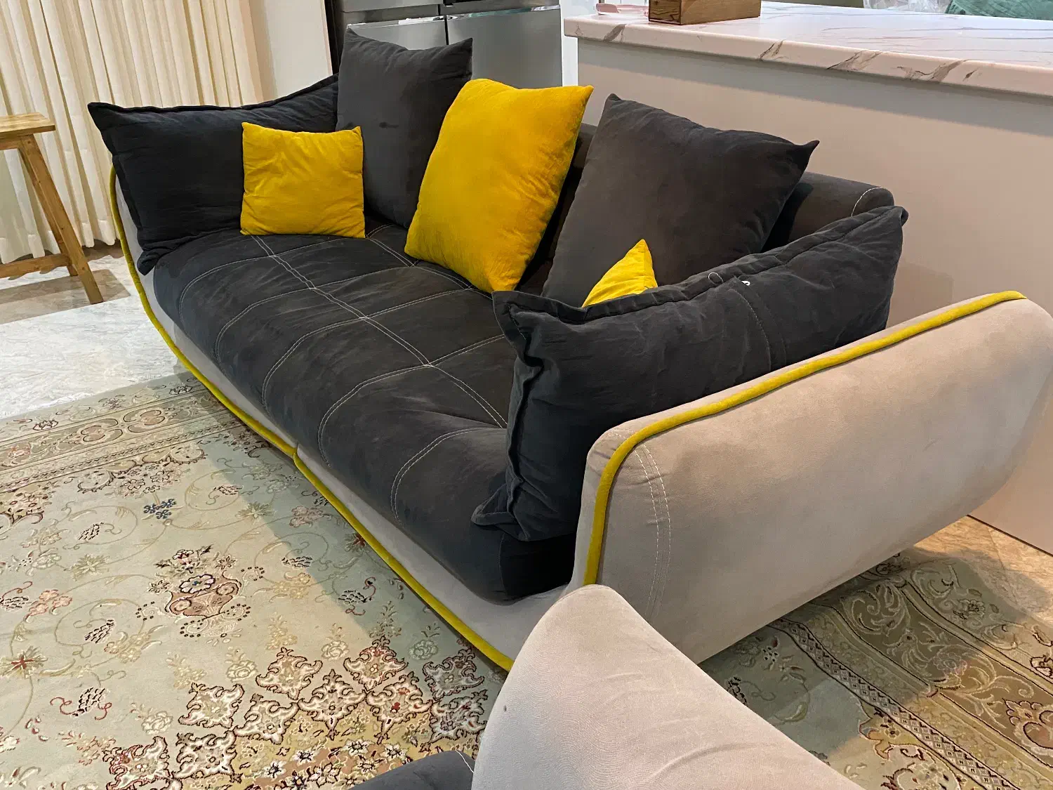 مبل راحتی چهار ۴ نفره و میز جلو مبلی|مبلمان خانگی و میز عسلی|تهران, جمالزاده|دیوار