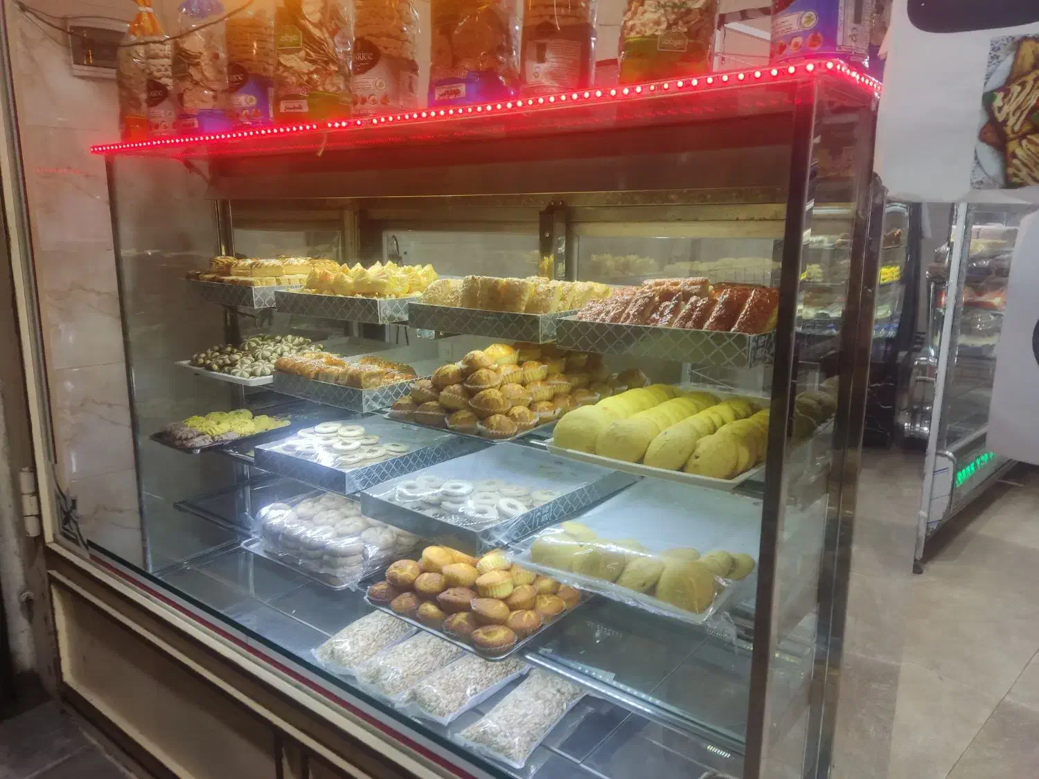 ویترین قنادی  به علت تغییر شغل|فروشگاه و مغازه|بهارستان, |دیوار