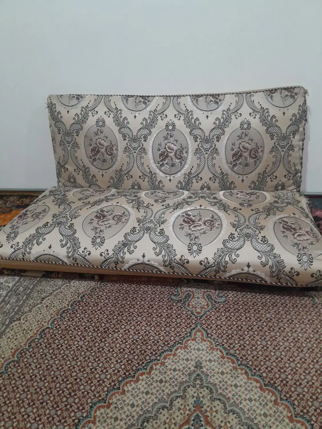 پشتی ابری، درحدنو|پشتی|خوی, |دیوار
