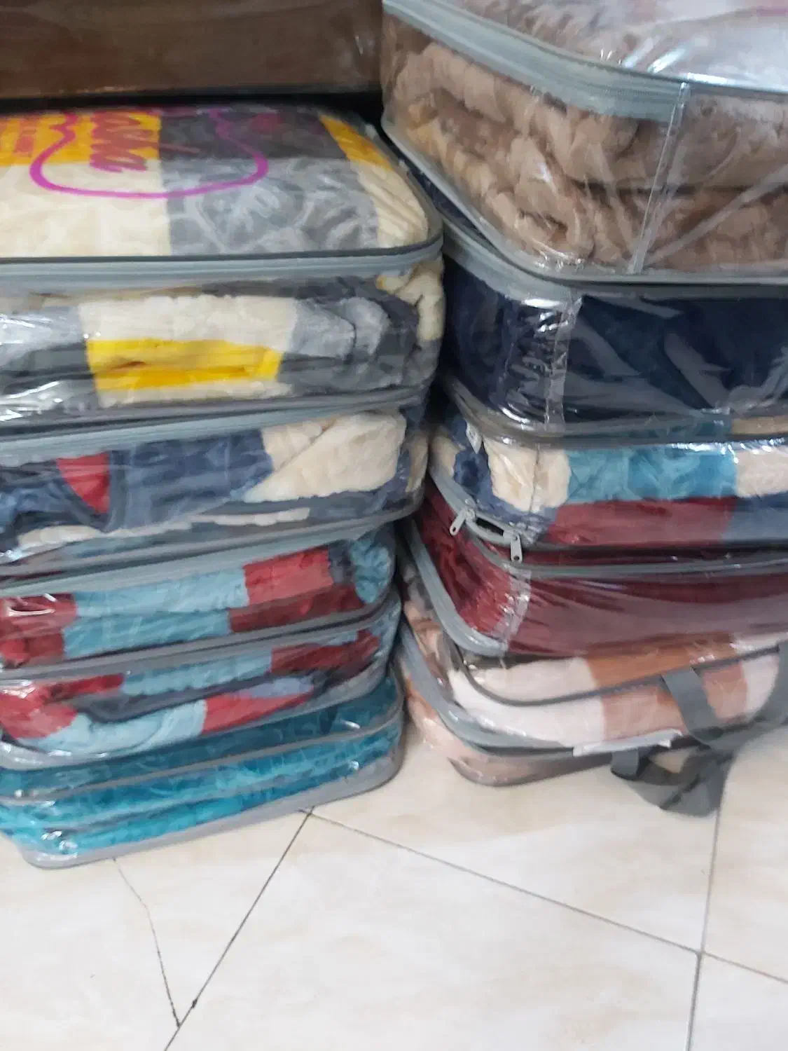 تعدای پتو وحوله جای طلب گرفتیم|رختخواب، بالش، پتو|تهران, راه آهن|دیوار