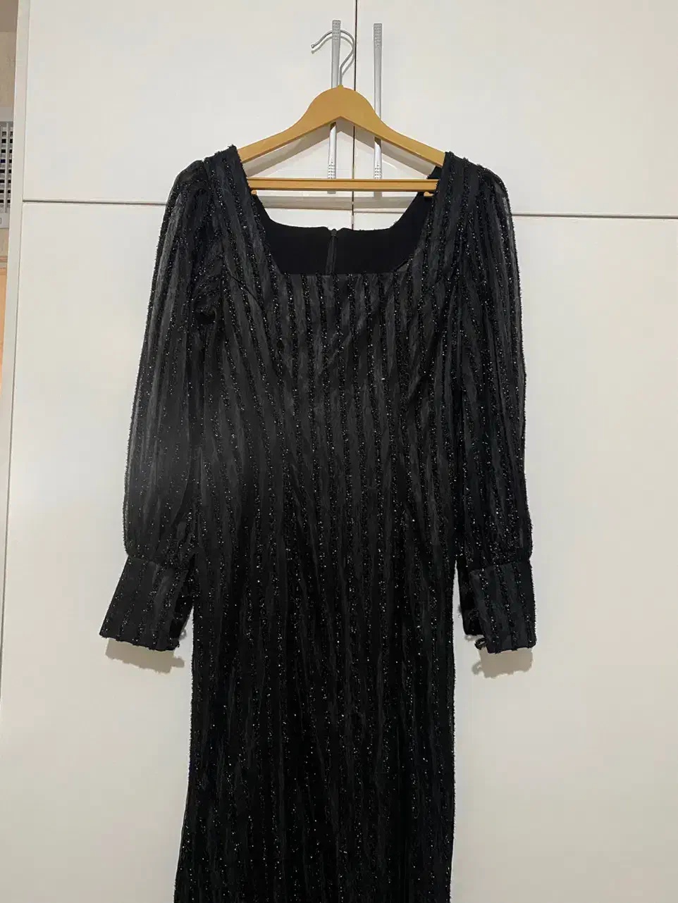 پیراهن مجلسی|لباس|اقبالیه, |دیوار