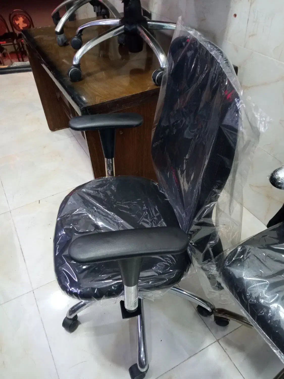 صندلی دو‌ اهرمه مارک لیو در حد نو|صندلی و نیمکت|قم, کلهری|دیوار