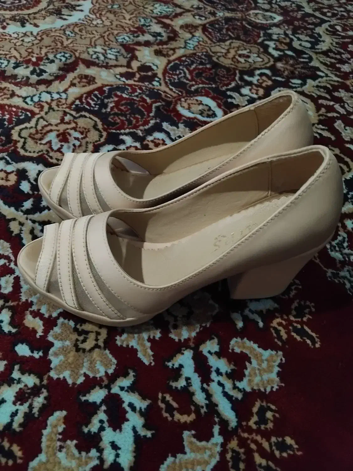 کفش|کیف، کفش، کمربند|خاش, |دیوار