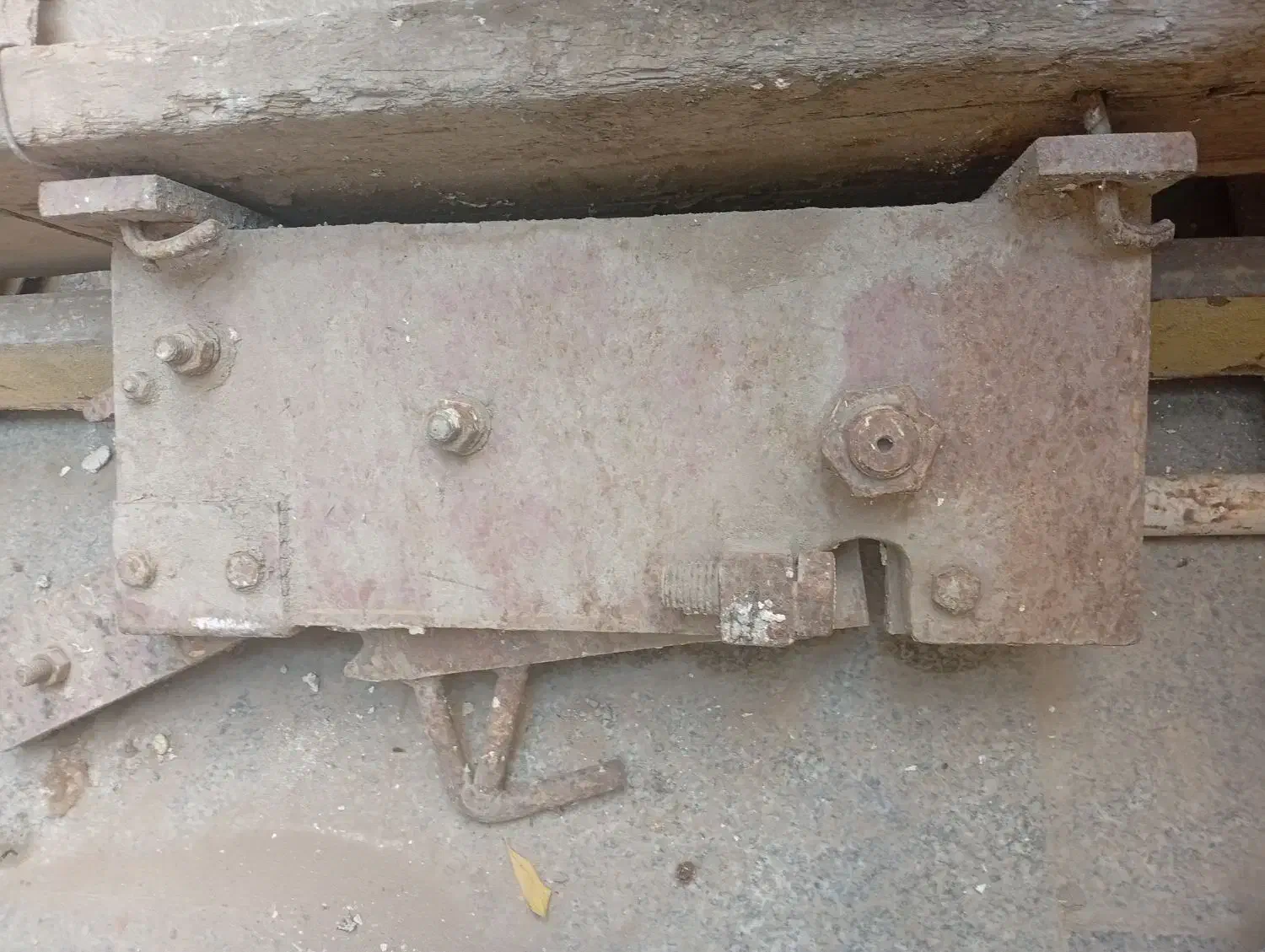 درب آهنی . لوله گاز . پالت . آجر پلاک قرمز وسرامیک|مصالح و تجهیزات ساختمان|قزوین, |دیوار