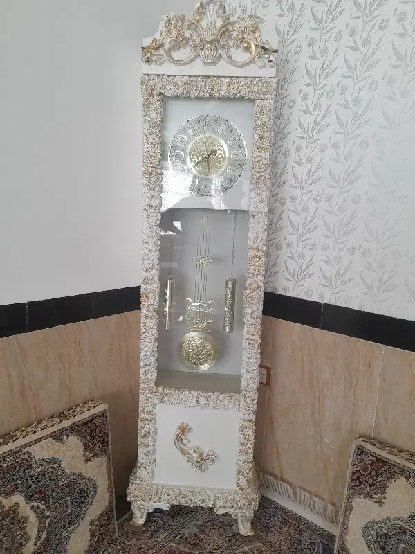 یک ساعت ایستاده|ساعت دیواری و تزئینی|کلاترزان, |دیوار