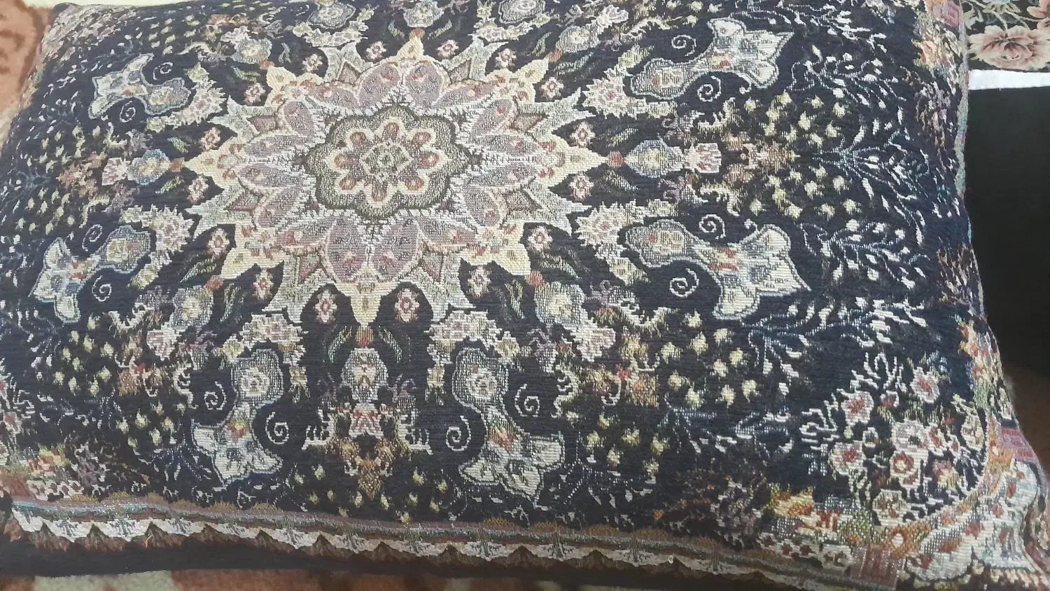 چهار عدد بالشت پر بسیار تمیز|رختخواب، بالش، پتو|کاشان, فین کوچک|دیوار