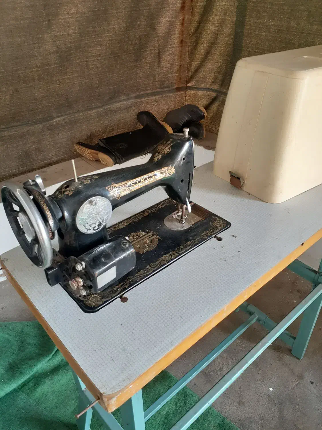 چرخ خیاطی سینگر  سالم سرویس میخواد بادینام ومیز|چرخ خیاطی و ریسندگی|بندر انزلی, لیچارگی حسن رود|دیوار