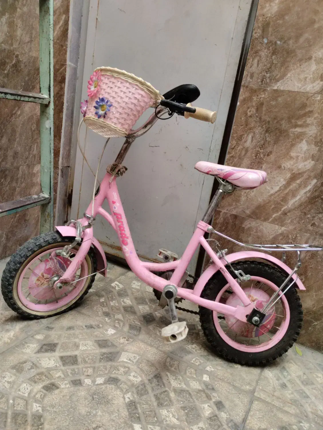 یک دوچرخه دخترانه|دوچرخه، اسکیت، اسکوتر|ری, جوانمرد قصاب|دیوار