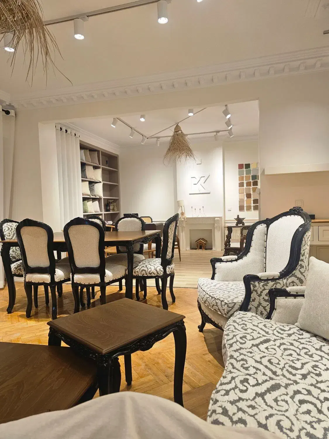 استخدام منشی و فروشنده گالری مبلمان(نیاوران)|استخدام اداری و مدیریت|تهران, نیاوران|دیوار