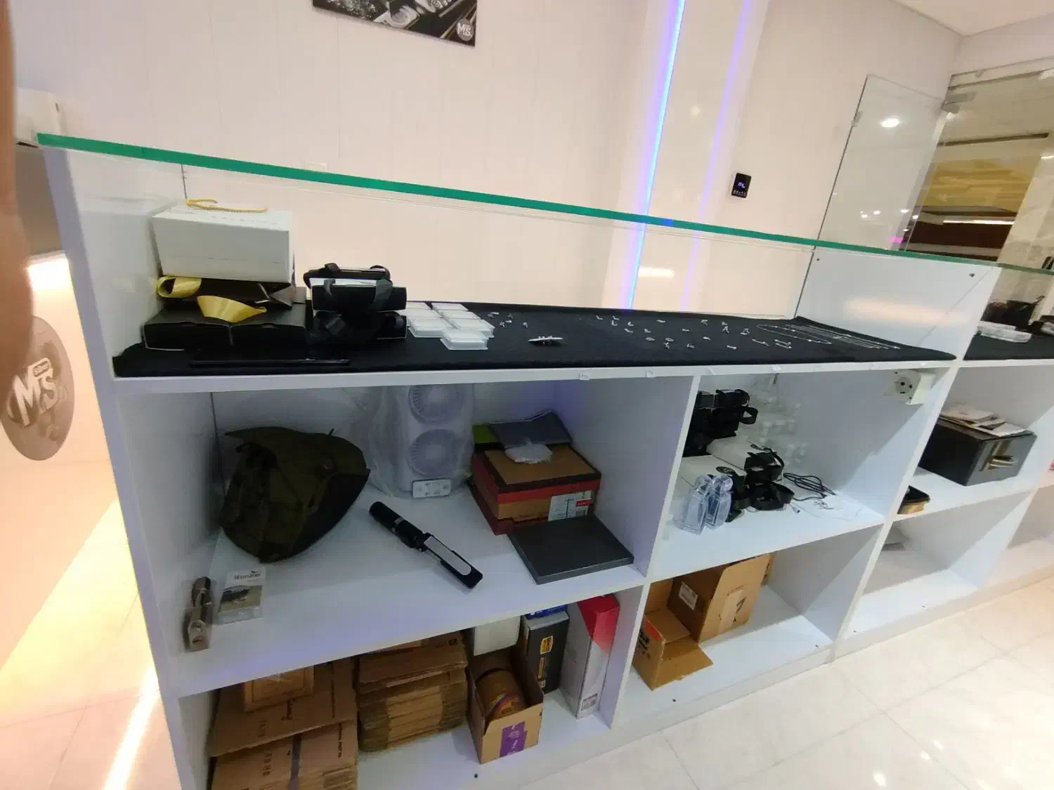 ویترین پیشخوان شیشه ۱۰ میل|بوفه، ویترین، کنسول|پرند, فاز ۰|دیوار