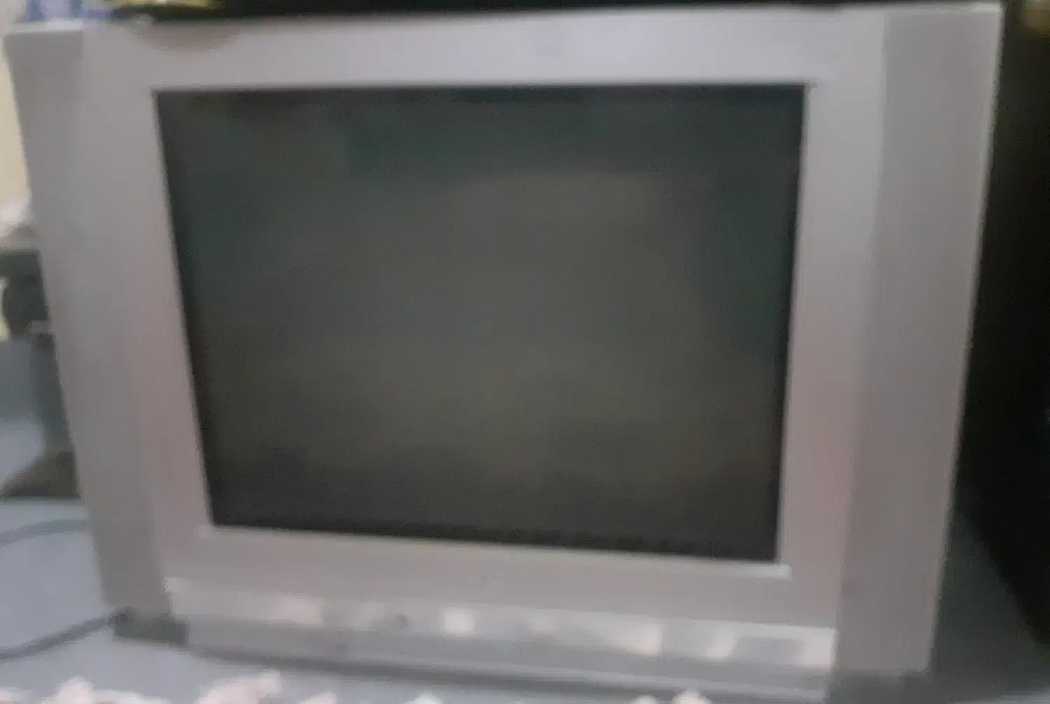 سینک تک قلو و تلویزیون رنگی قدیمی|آب‌چکان و نظم‌دهنده ظروف|اهواز, نادری|دیوار