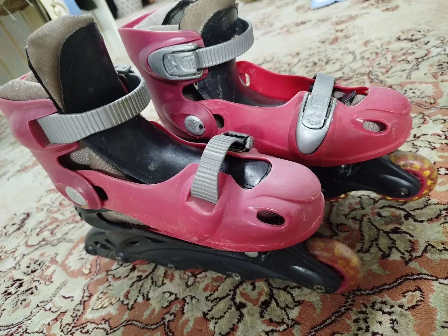 کفش اسکیت|دوچرخه، اسکیت، اسکوتر|کاشان, پشت شهربانی|دیوار