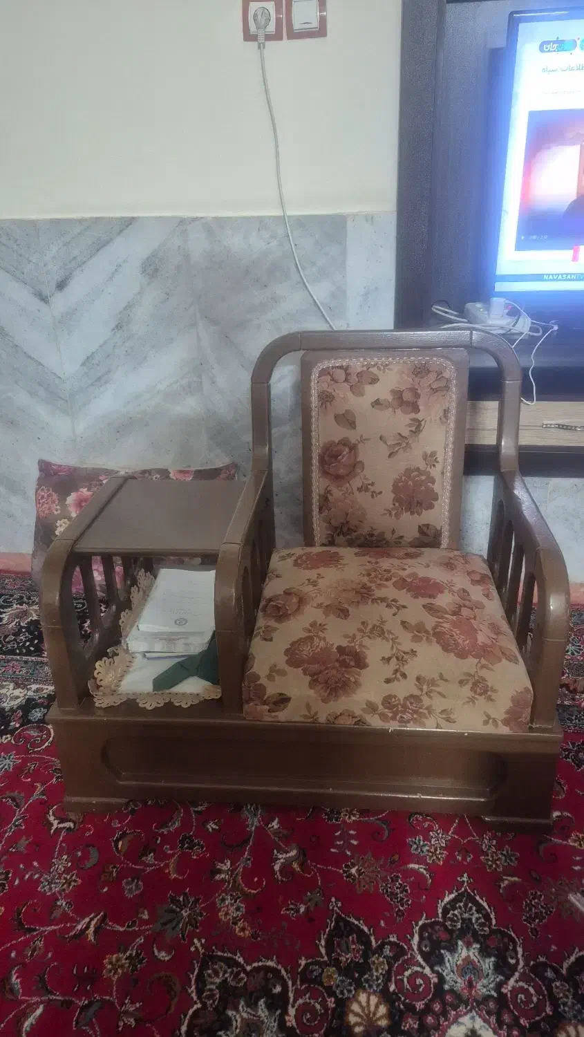 یک عدد میز تلفن به فروش می‌رسد|میز تلفن|زاهدان, |دیوار