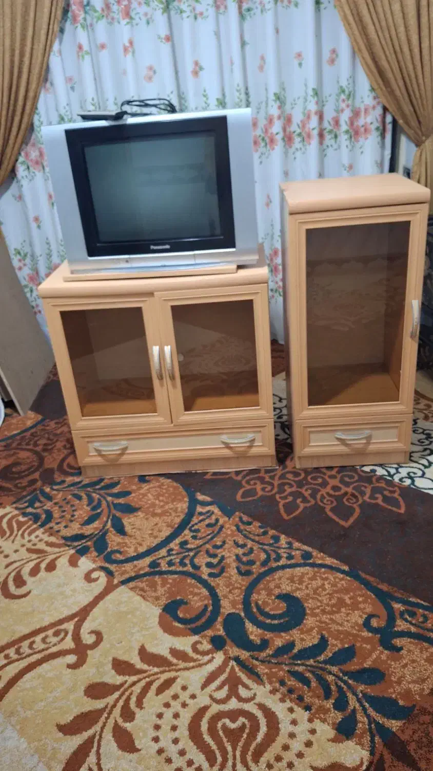 تلویزیون پاناسونیک در حد نو به همراه میز تلویزیون.|تلویزیون و پروژکتور|شیراز, شیخ علی چوپان|دیوار