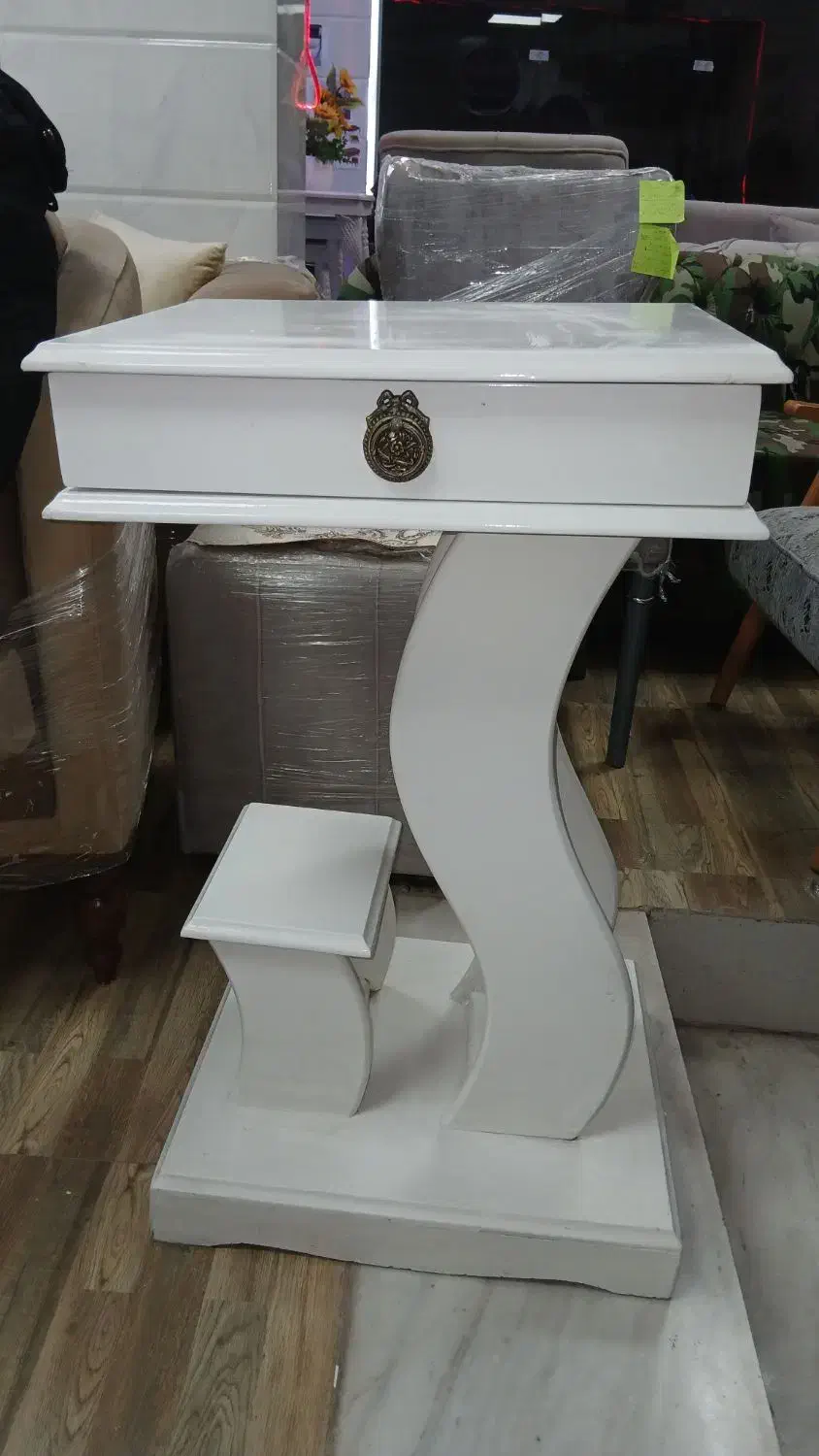 میز تلفن نمایشگاه فقط ۲/۷۰۰ ت|میز تلفن|ایلام, |دیوار