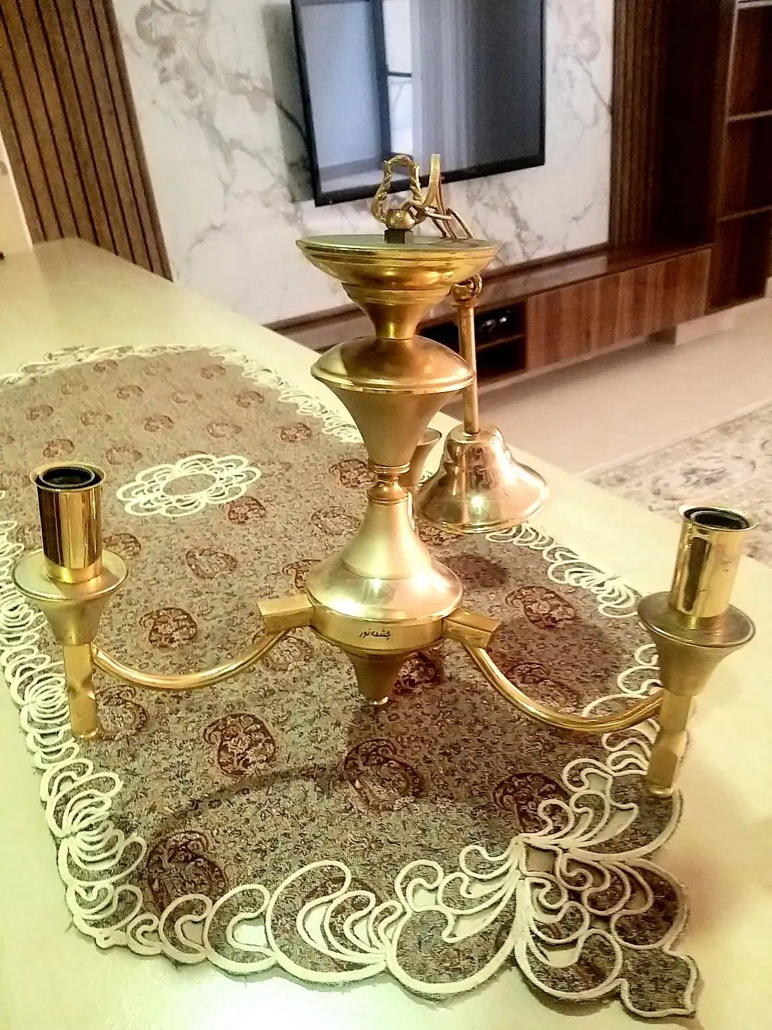 لوستر سه شاخه طلایی|لوستر و چراغ آویز|اصفهان, بهاران|دیوار