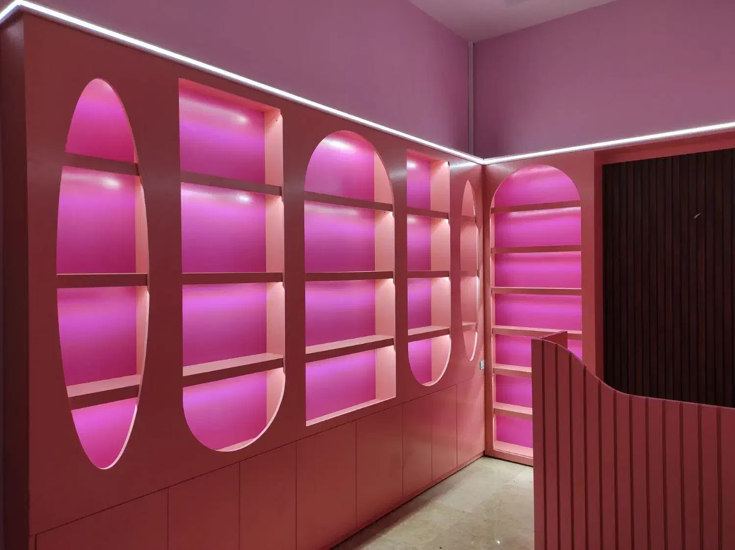 دکور فروشگاهی قفسه ویترین طراحی رایگان|فروشگاه و مغازه|مشهد, نوید|دیوار