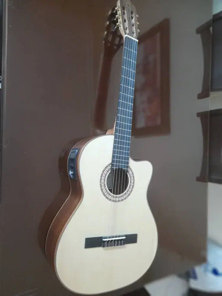 گیتار کلاسیک پیکاپ دار ventura|گیتار، بیس، امپلیفایر|تهران, سازمان برنامه شمالی|دیوار