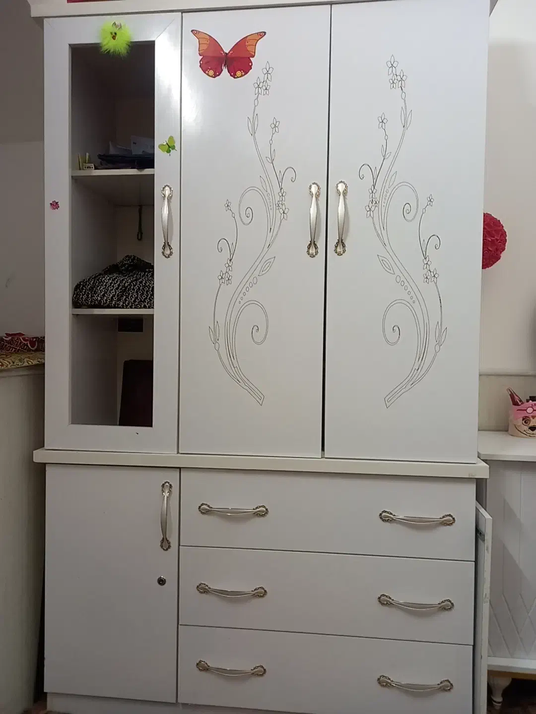 کمد لباس ودارای ۳تا کشو فقط یک قسمش اینه شکسته|جاکفشی، کمد، دراور|میبد, |دیوار