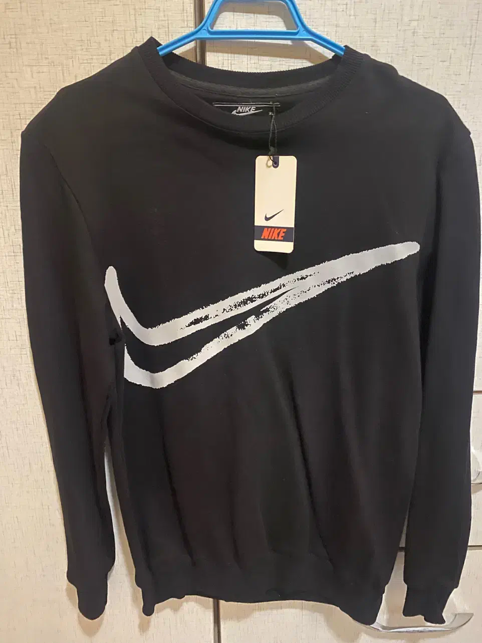 دو عدد لباس،دورس مردانه|لباس|رشت, منظریه|دیوار