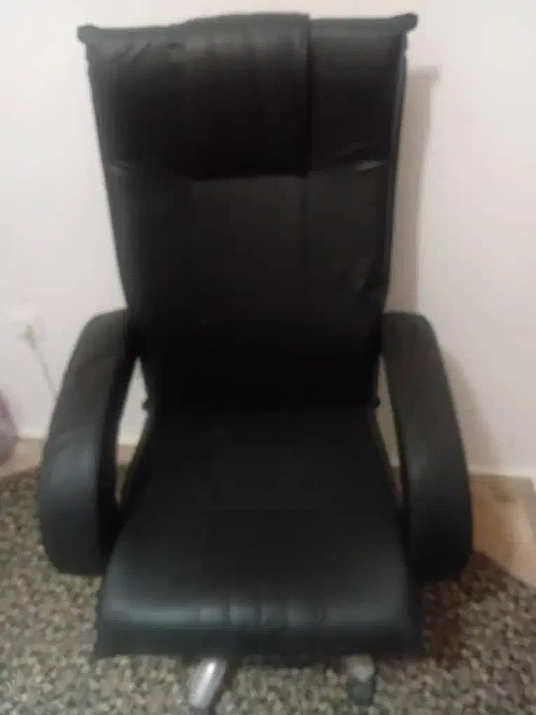 یک عدد صندلی مدیریتی جک دار و سه عدد صندلی انتظار|مبلمان اداری|قائمشهر, |دیوار