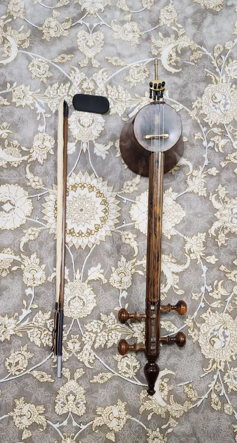 کمانچه پشت باز|سازهای سنتی|اندیشه, پرنیان|دیوار