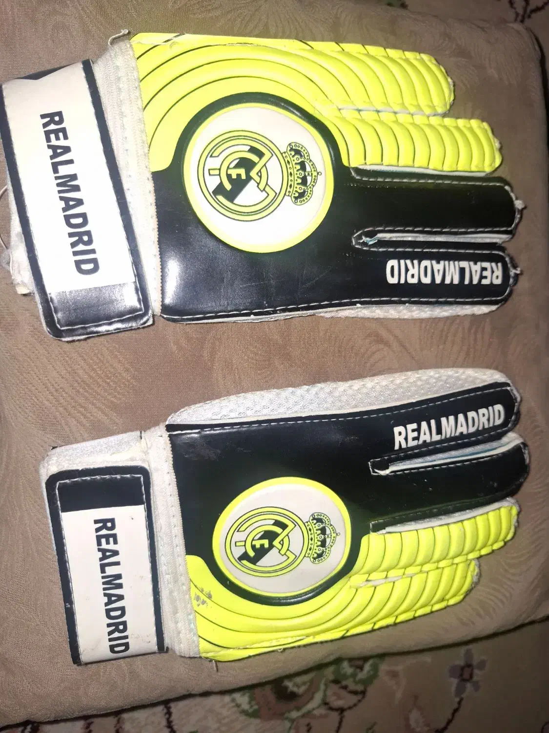 دستکش دروازه بانی|لباس|سیاهکل, |دیوار