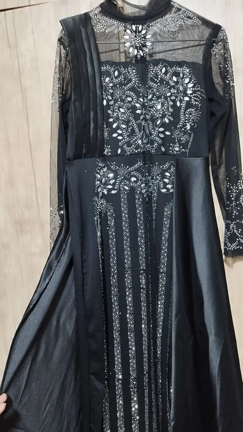 لباس مجلسی نو|لباس|صدرا-فارس, فاز ۱|دیوار