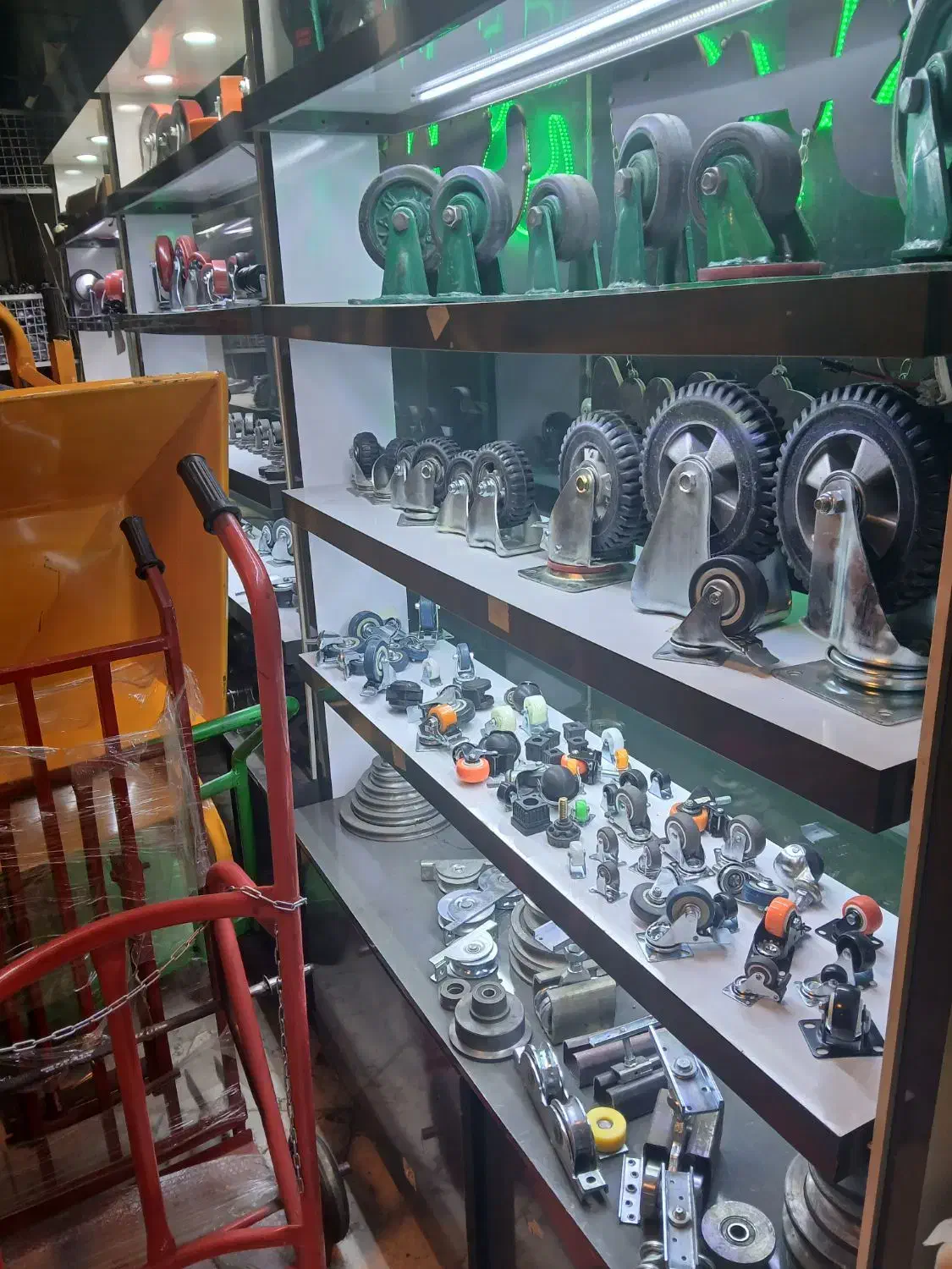 ویترین چوبی|فروشگاه و مغازه|مشهد, کوشش|دیوار