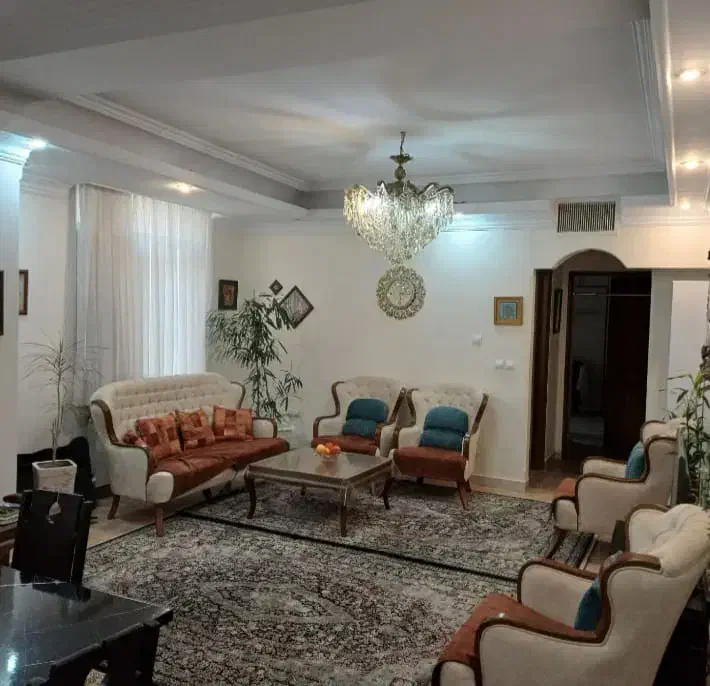 ۵۷متری۲خوابه/طبقه اول/با پارکینگ (حیاط در اختیار)