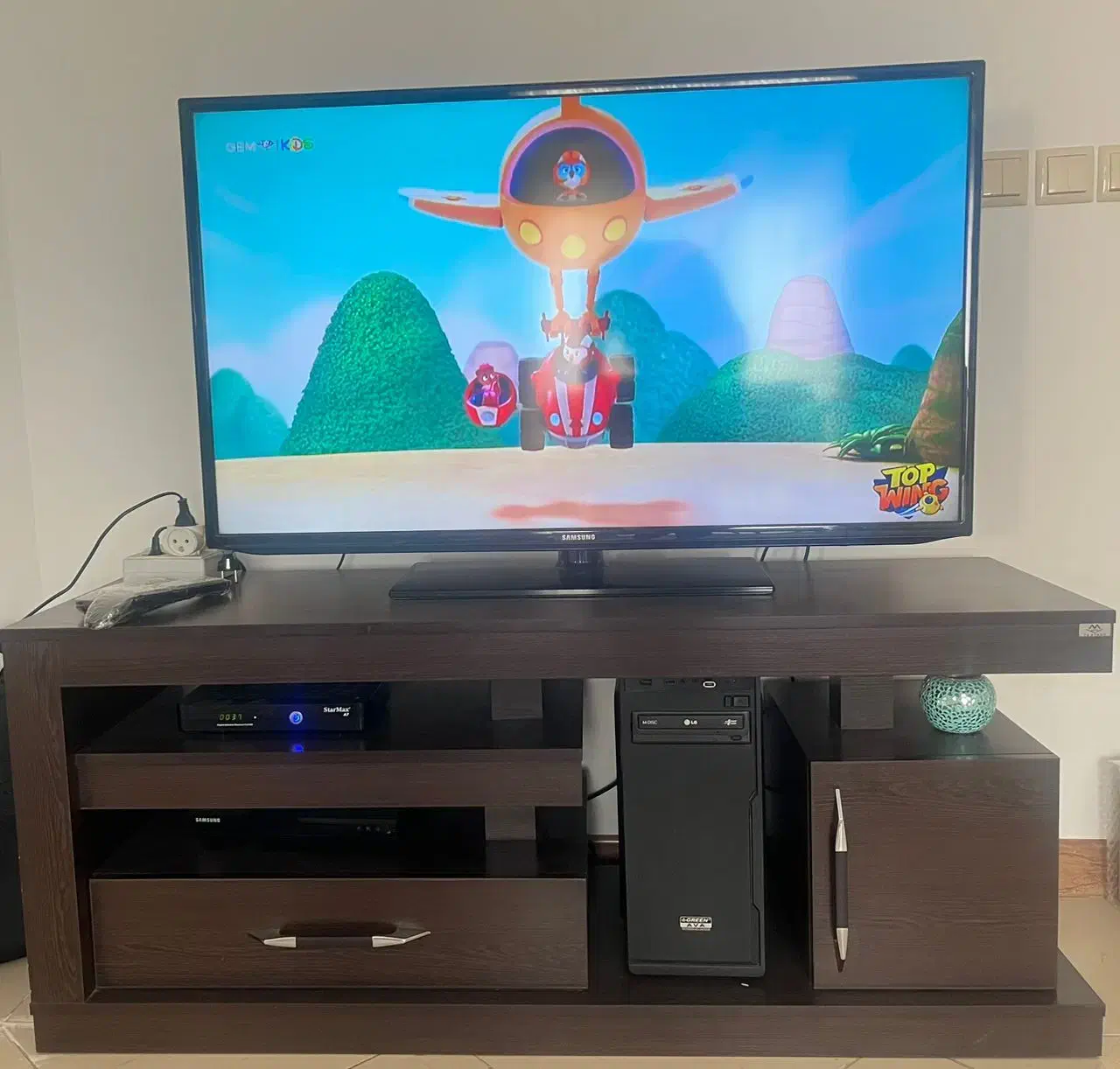 تلویزیون سامسونگ ۴۶ اینچ به همراه میز|تلویزیون و پروژکتور|تهران, شهرک شهید باقری|دیوار