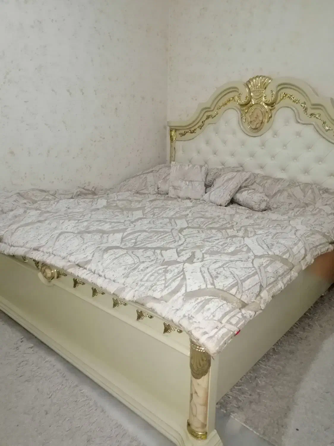 تخت خواب با همراه میز آرایش ودو عدد کنسول|تخت و سرویس خواب|قدس, شهر‌قدس|دیوار