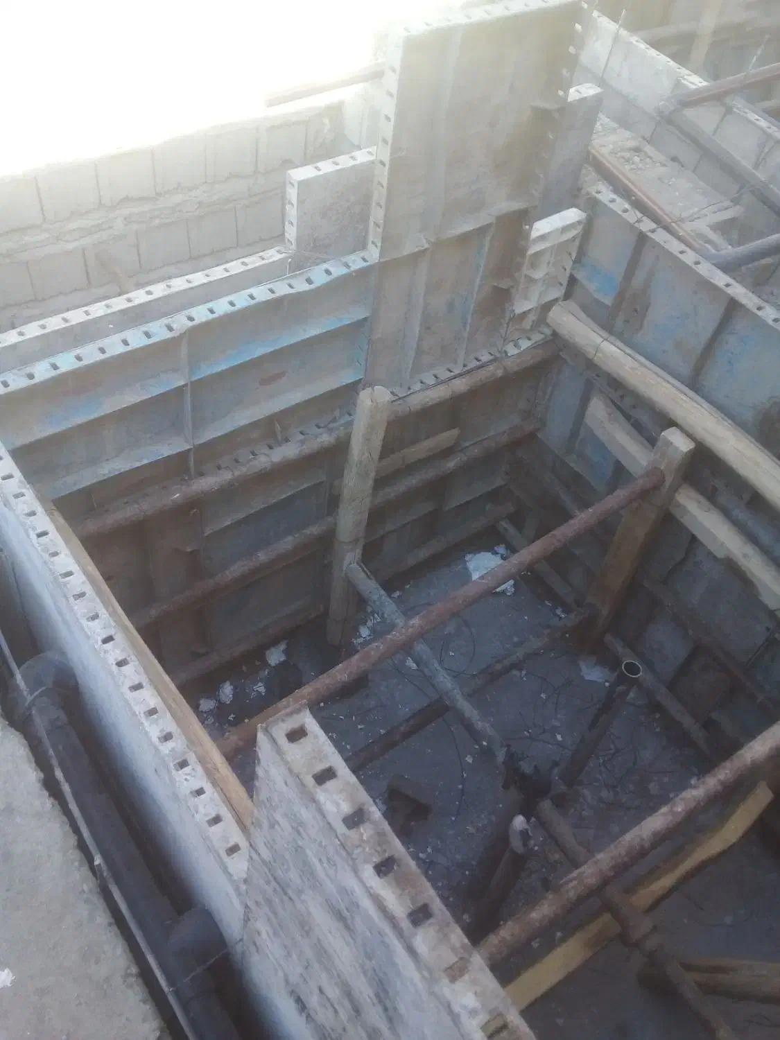 اجرای اسکلت بتنی .ارموتوربندی قالب بندی بتن ریزی|خدمات پیشه و مهارت|کرمان, |دیوار