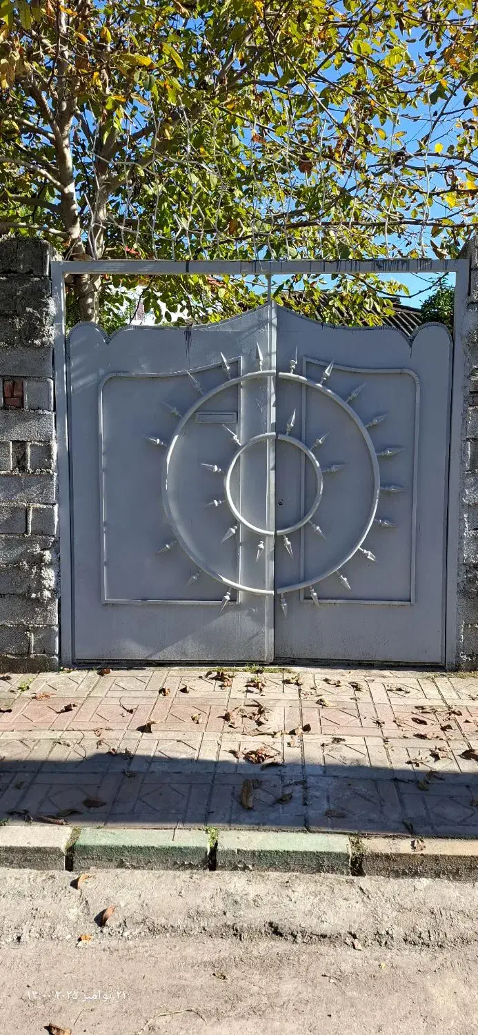 درب حیاط تازه رنگ آمیزی شده|مصالح و تجهیزات ساختمان|چمستان, |دیوار