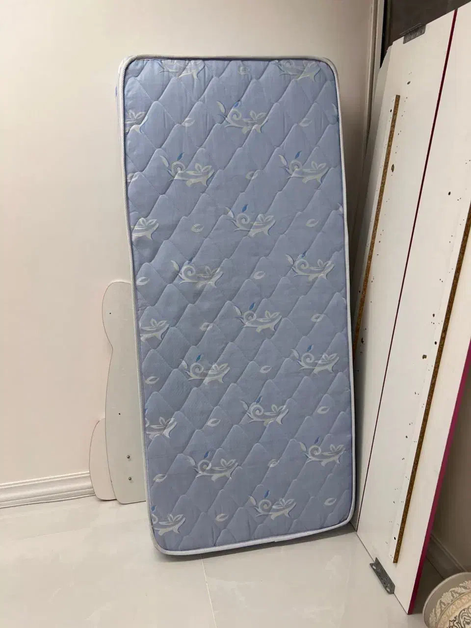 تخت نوجوان به همراه تشک و پاتختی|تخت و سرویس خواب|بندر ماهشهر, |دیوار