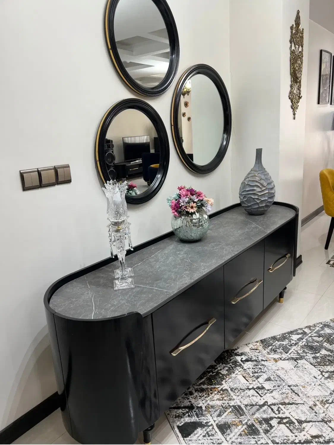 کنسول مشکی به همراه سه آینه دایره|بوفه، ویترین، کنسول|کرج, عظیمیه|دیوار