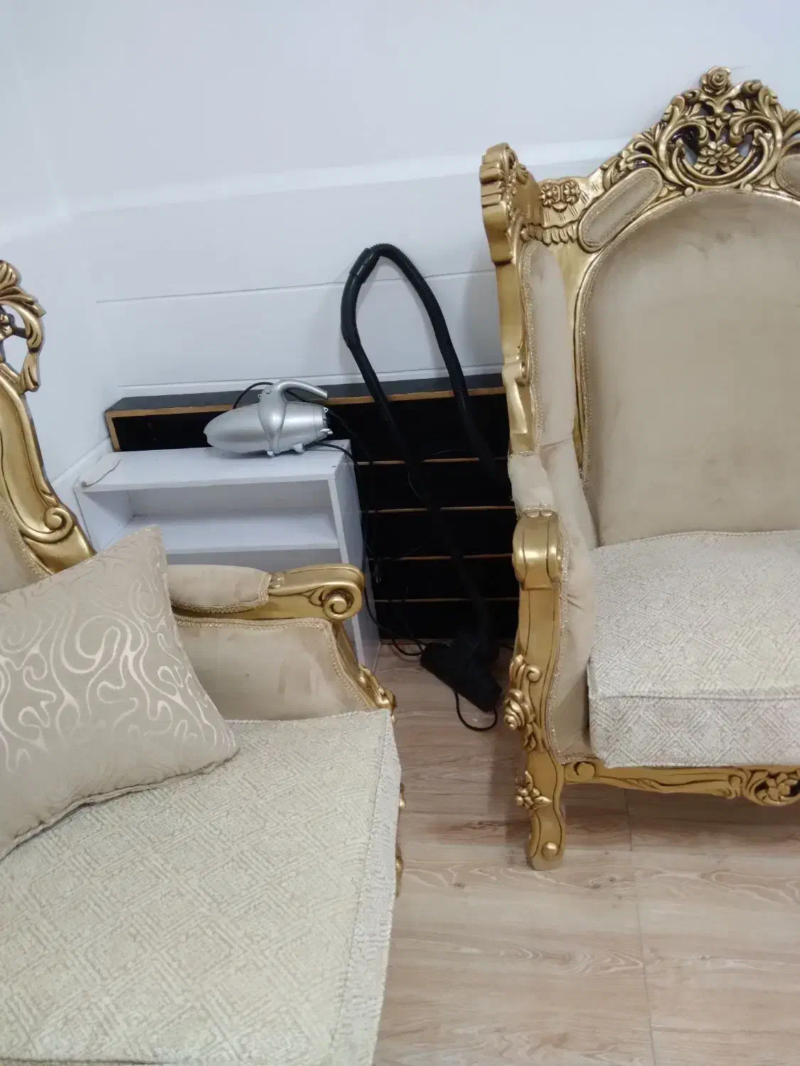 میز ناخن و استند بزرگ|آرایشگاه و سالنهای زیبایی|ملایر, |دیوار