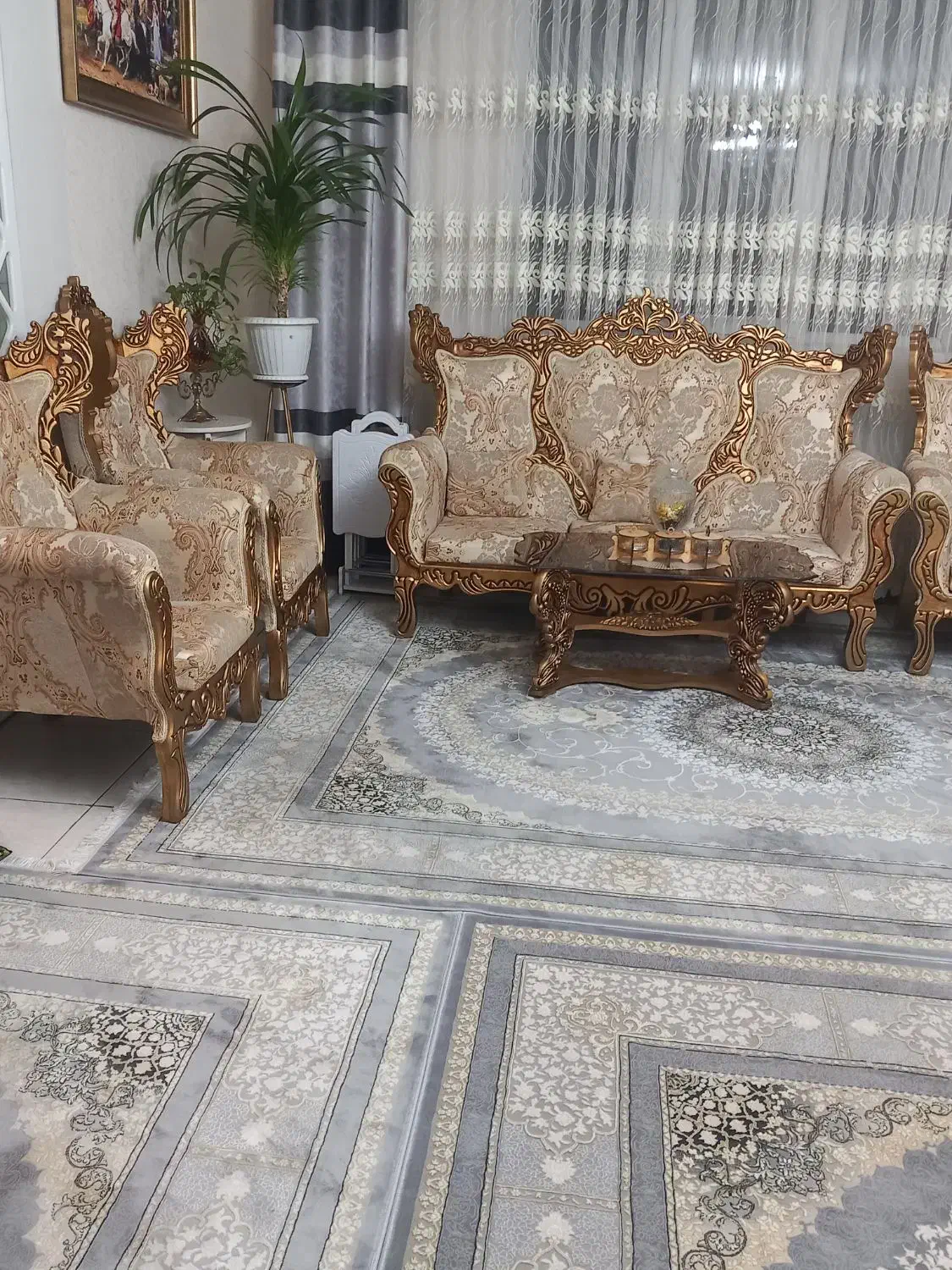 یک سرویس مبل سلطنتی در حد نو میباشد ۹نفره|مبلمان خانگی و میز عسلی|اندیشه, اندیشه فاز ۲|دیوار