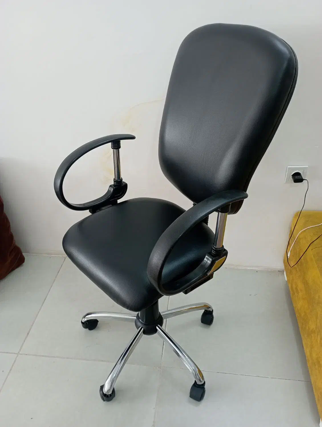 صندلی جکدار گردان|صندلی و نیمکت|قم, باغ کرباسی|دیوار