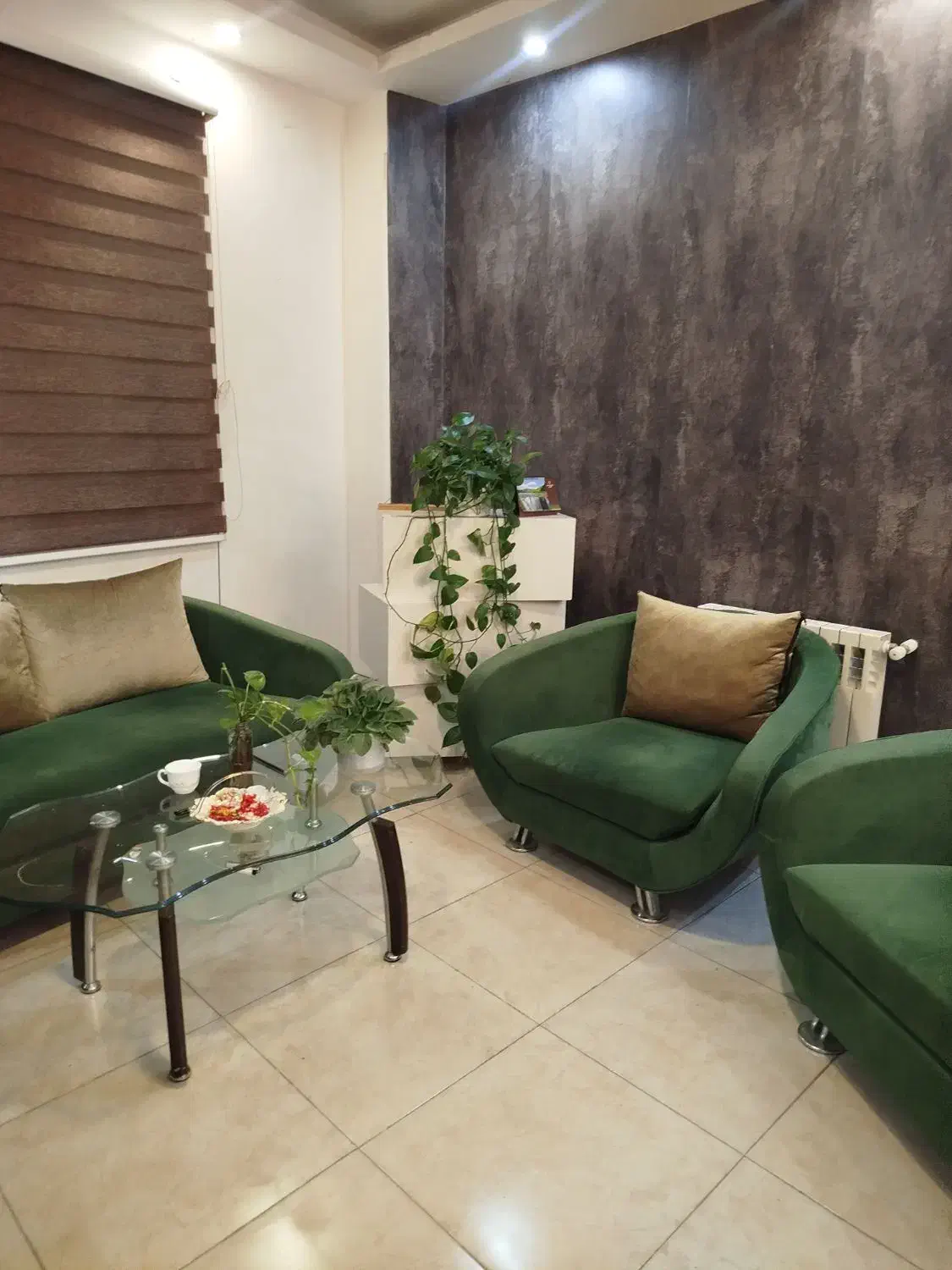 اجاره اتاق و اجاره میز ناخن در معلم|اجارهٔ دفتر کار، اتاق اداری، مطب|رشت, معلم|دیوار