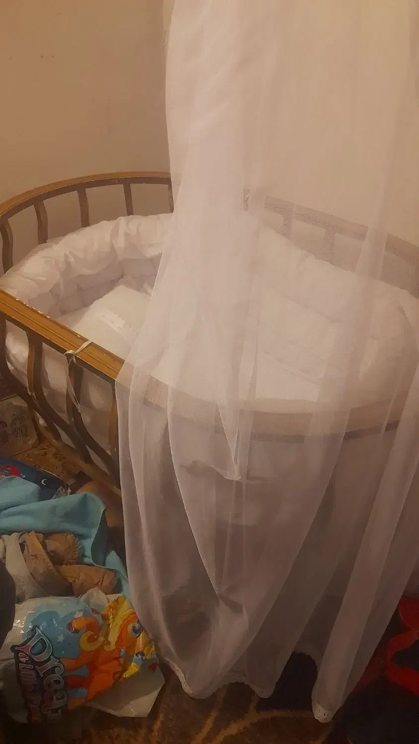 گهواره نوزاده در حد نو هست|تخت و صندلی بچه|اصفهان, قهجاورستان|دیوار