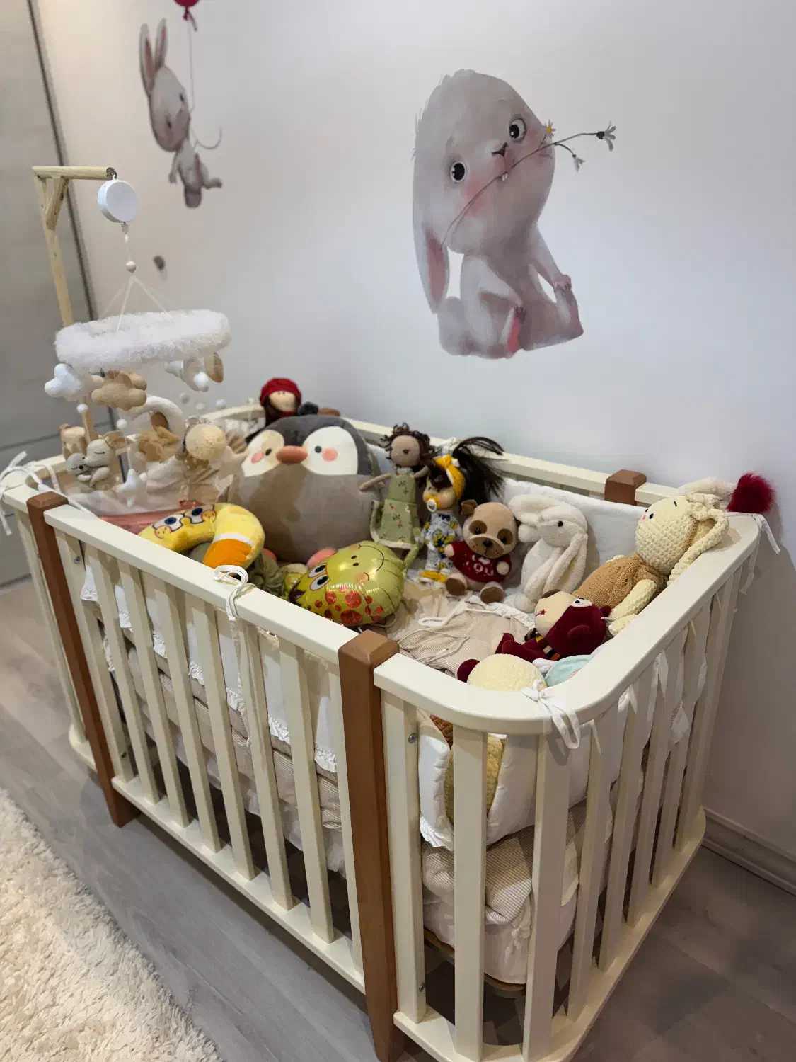 تخت نوزادی چوبی|تخت و صندلی بچه|بابل, |دیوار