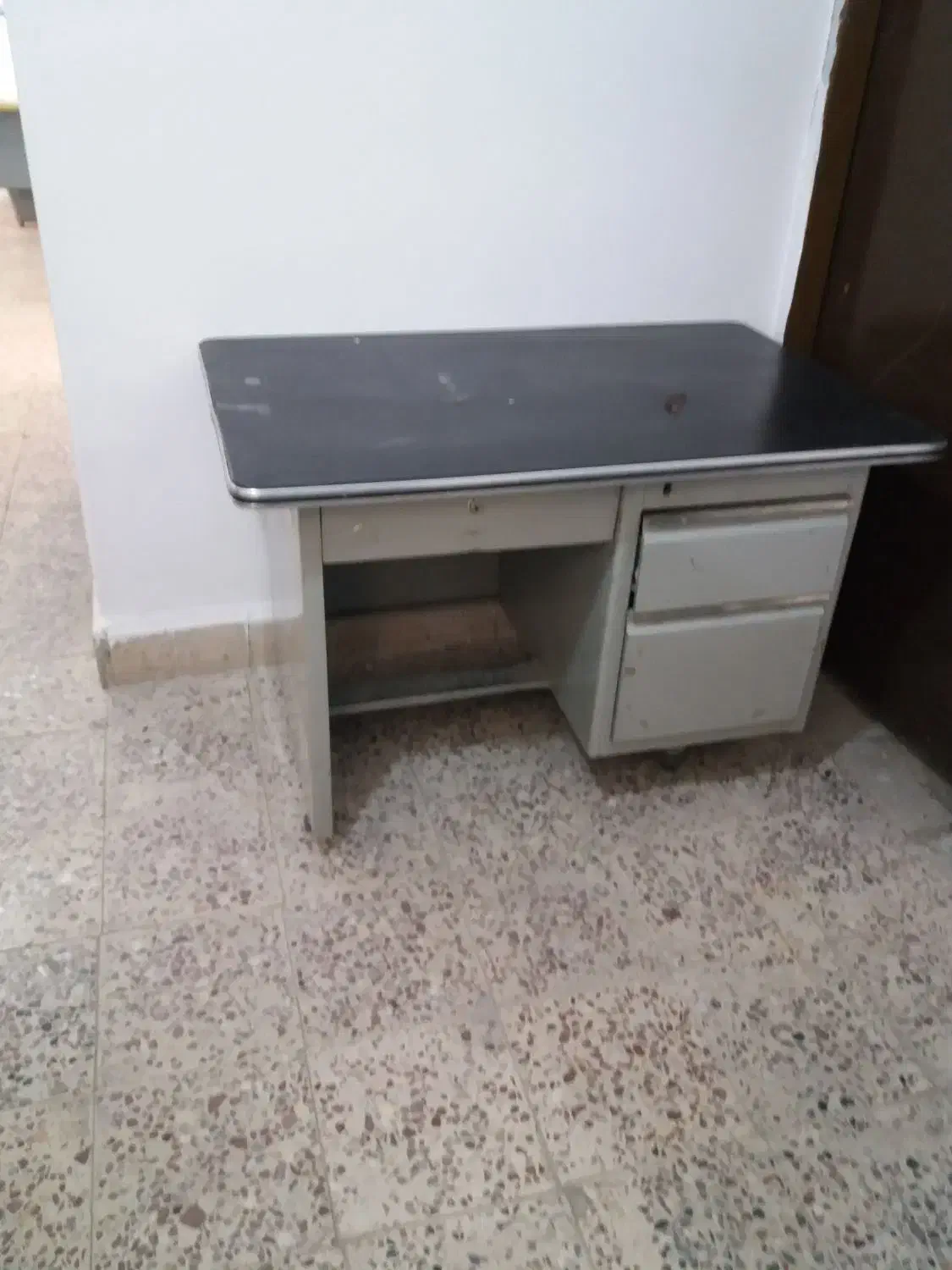 فروش تعدادی میز و صندلی قدیمی|دفتر کار|سنندج, |دیوار