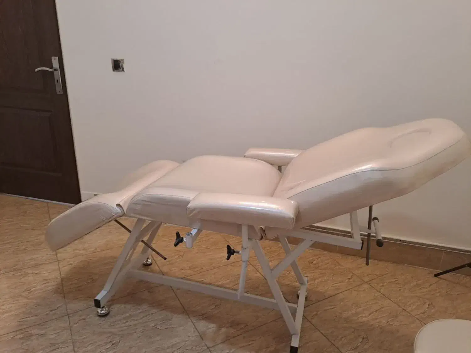 تخت زیبایی سه تیکه و صندلی تابوره|آرایشگاه و سالن‌های زیبایی|هشتگرد, شهرک بعثت|دیوار