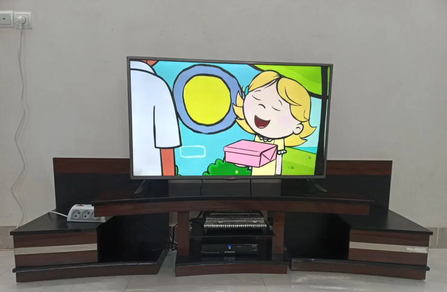 میز تی وی ام دی اف درجه ۱ کاملا سالم|میز تلویزیون|بروجرد, |دیوار