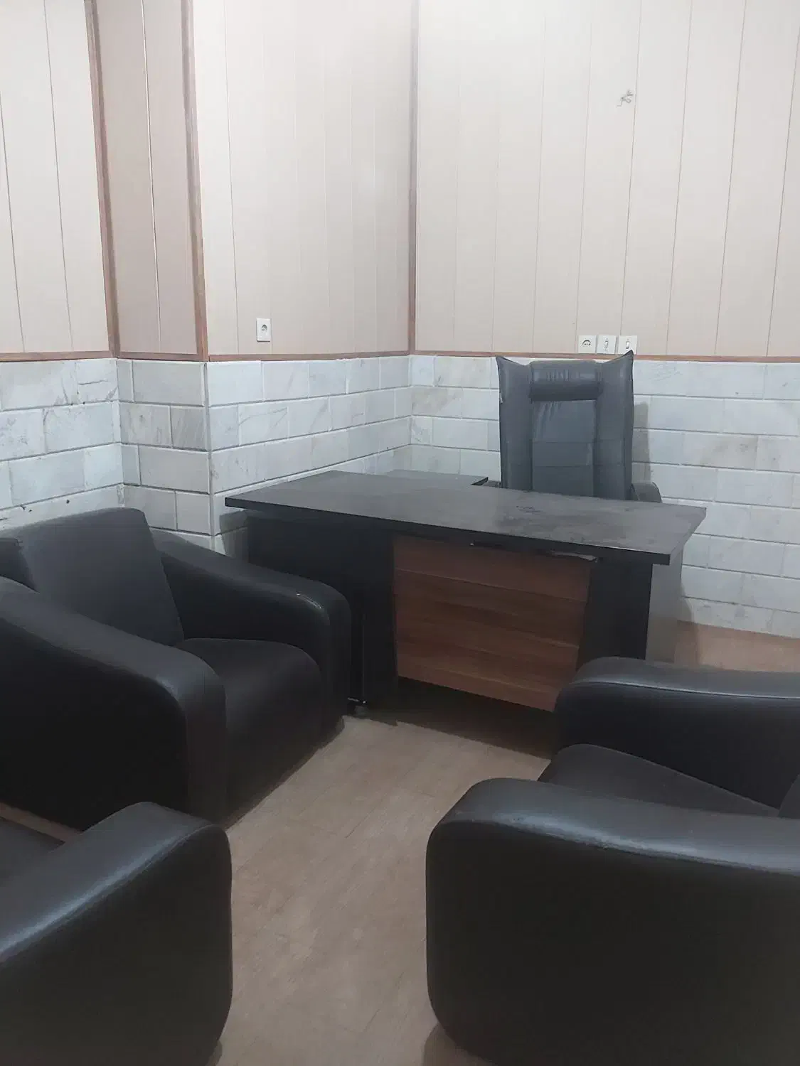 یک اتاق مبله اداری از بر باجک  یا ساعتی|اجارهٔ دفتر کار، اتاق اداری، مطب|قم, باجک یک|دیوار