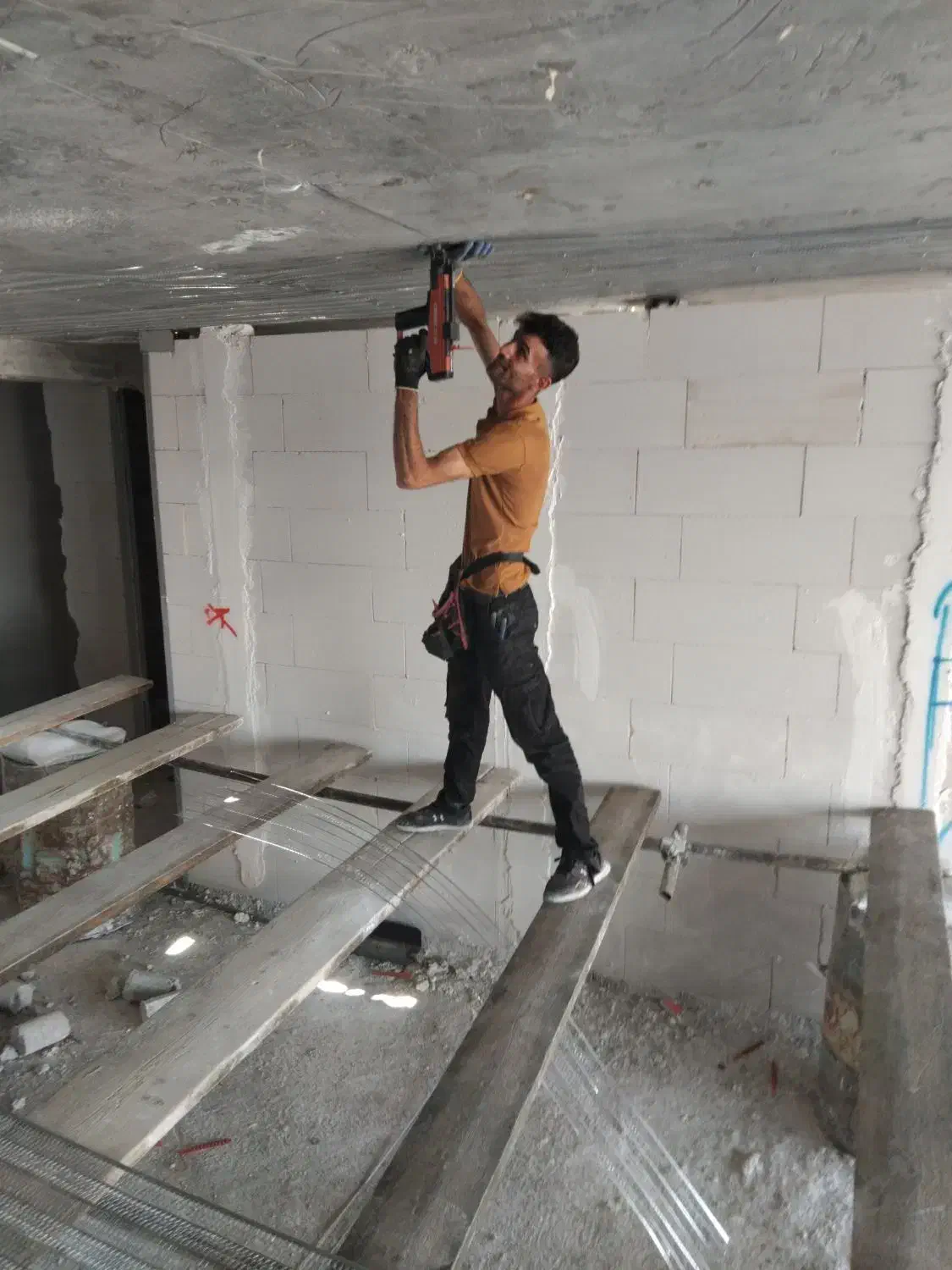 نصب رابیتس روی دیوار .سقف .ستون.با تفنگ هیلتی|خدمات پیشه و مهارت|شیراز, ابیوردی|دیوار